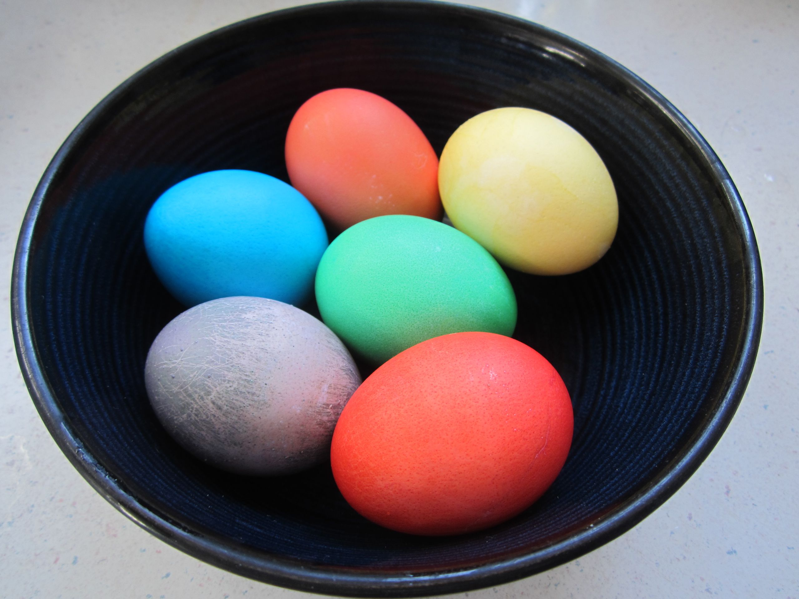 Купить яйцо детям. Крашеные яйца. Краска для яиц. Покрасить яйца. Краска для яиц на Пасху.